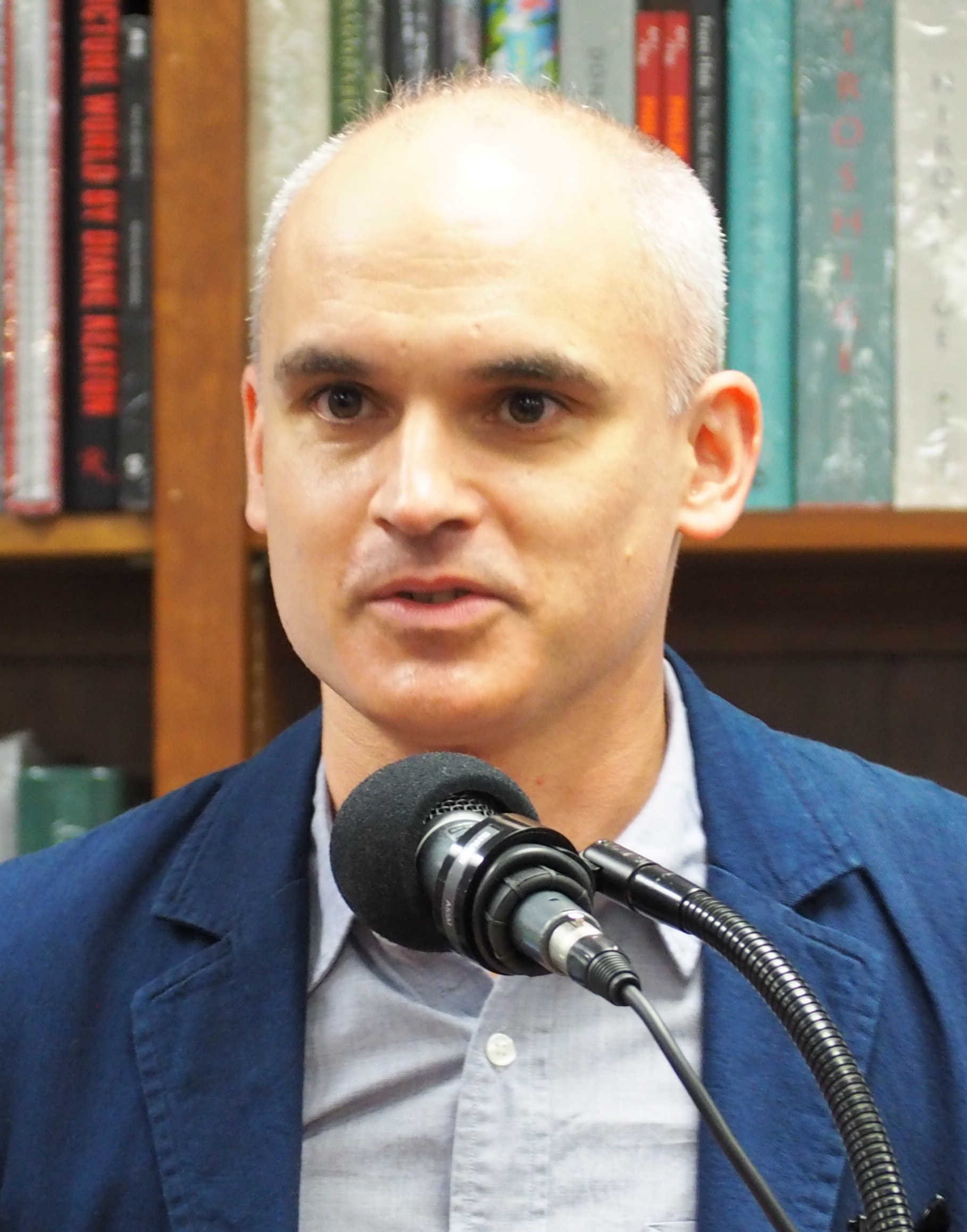 Portrait of Hernán Díaz at a Politics and Prose reading in May 2022.